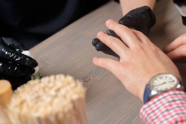 adam salonda, closeup için profesyonel manikür