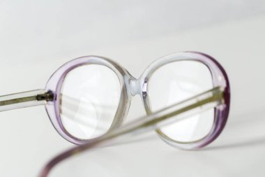 Beyaz arka plan üzerinde izole eski gözlük 