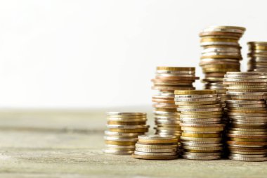 eski ahşap masa üzerinde para yığınları