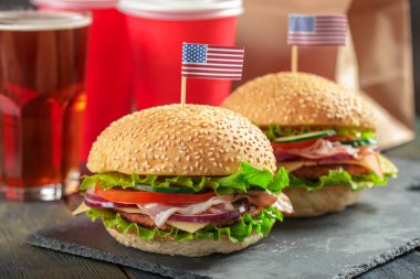 Fast food, ahşap bir zemin üzerine ev yapımı hamburger
