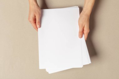 A4 boyutunda kağıt tutan el