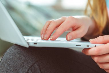 Dizüstü bilgisayar kullanan genç kadın