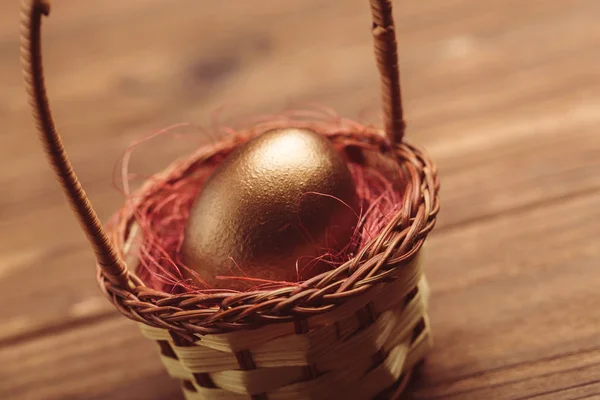 Ahşap Masa Üstünde Güzel Altın Yumurta — Stok fotoğraf