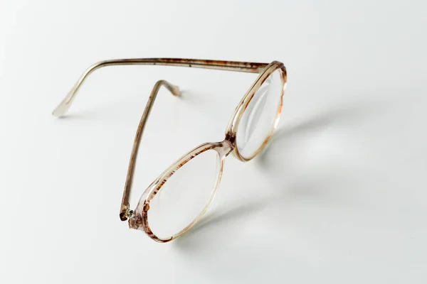 Oude Brillen Geïsoleerd Witte Achtergrond — Stockfoto