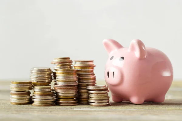 Piggy Bank Met Munten Oude Houten Tafel — Stockfoto