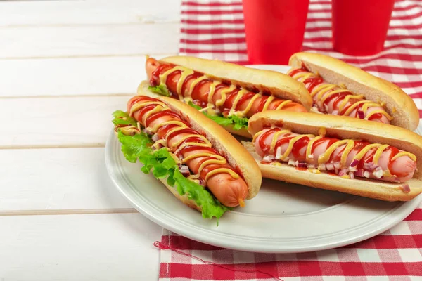 Deliciosos Hot Dogs Sobre Fondo Madera —  Fotos de Stock