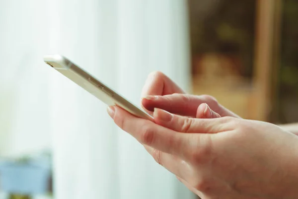 Frau Tippt Nachricht Auf Smartphone — Stockfoto