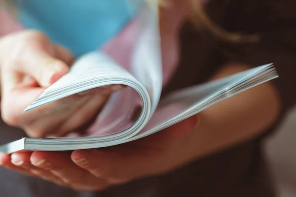 Mulher Leitura Revista Casa — Fotografia de Stock