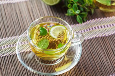 siyah çay nane ile ahşap bir masaya bırakır