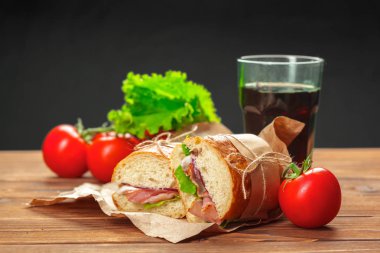 ahşap bir masa, lokanta lezzetli sandviç 