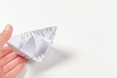 Kağıt gemi içinde bir el