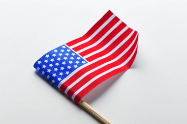 Amerikan bayrağı beyazlar üzerinde izole edilmiş