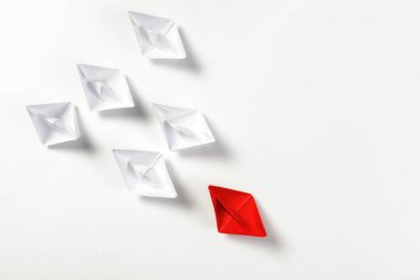 Kazanan kırmızı kağıt gemi