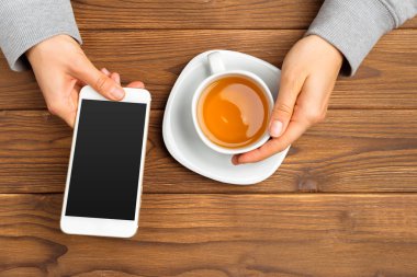 sabah çay ve smartphone tutan eller 