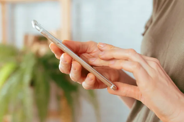 Nahaufnahme Weiblicher Hände Beim Sms Schreiben Auf Dem Smartphone — Stockfoto