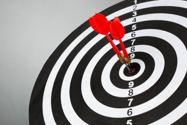 Dart oku hedef tahtaya isabet ediyor.