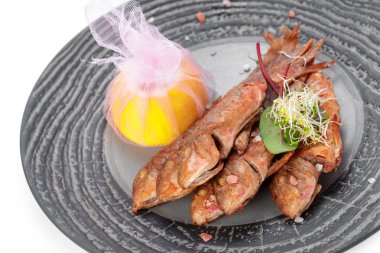 lezzetli kızarmış balık gri plaka üzerinde 