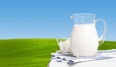 Masanın üzerinde taze süt yakın çekim