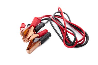 Jumper kabloları beyaz zemin üzerine izole yakın çekim 