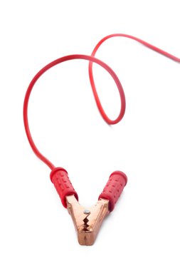 Jumper beyaz zemin üzerine izole kablosu yakın çekim 