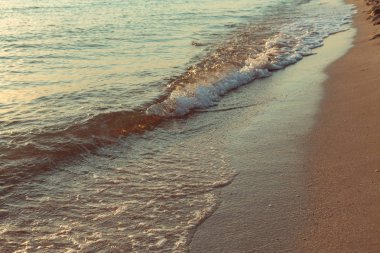 Sahilde deniz batımı olan manzara