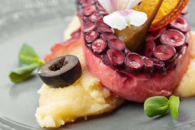 fırında patates ile iştah açıcı ahtapot