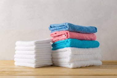 Spa havlu ahşap yüzeyde yığar