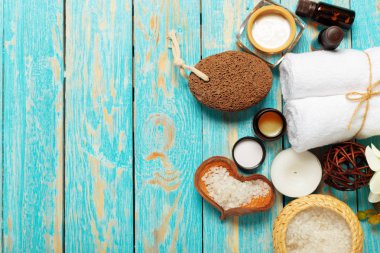 Spa öğeleri boş bir alana ahşap tablo