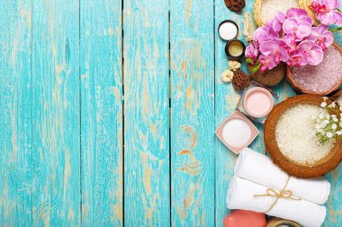 Spa öğeleri boş bir alana ahşap tablo