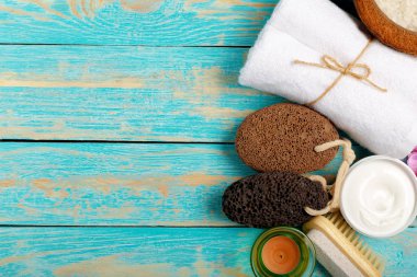 Spa öğeleri boş bir alana ahşap tablo