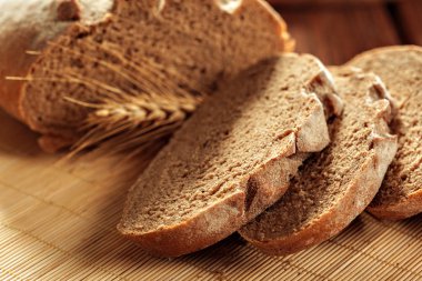 ahşap masa üzerinde taze pişmiş ekmek