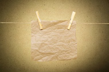 Ahşap clothespin ipte asılı boş zarf