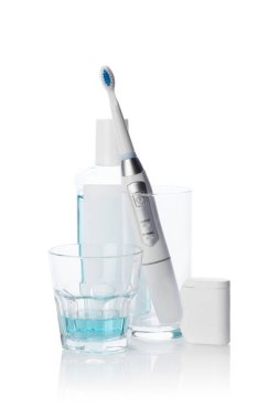 Diş fırçası diş ile izole üzerinde beyaz arka plan, yakın çekim sağlar 