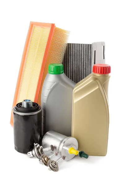 自動車用オイル フィルターとオイル缶に孤立した白い背景に クローズ アップ — ストック写真