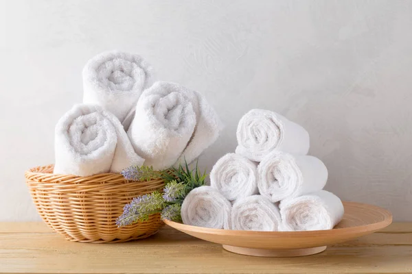 Toalhas Limpas Brancas Rolam Com Flor Mesa Madeira — Fotografia de Stock