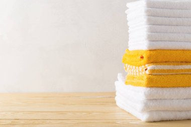 ahşap yüzeyde spa havlu yığını