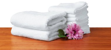 Beyaz temiz havlu yığını ile çiçek