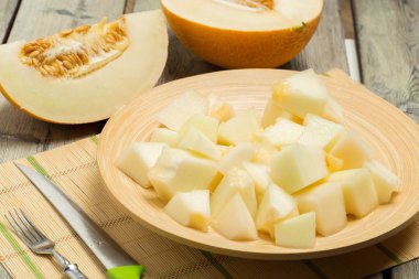 kavun masanın üzerine dilimlenmiş