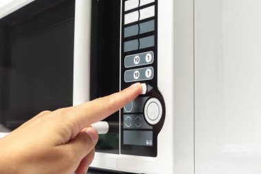 Mikrodalga fırın kullanan kişi. Beyaz izole.
