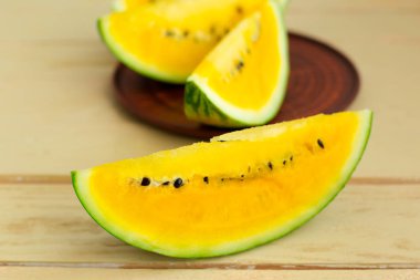 Tabloda sarı dilim karpuz