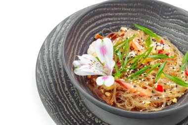 Beyaz arka plan üzerinde izole spagetti ile karides Scampi 