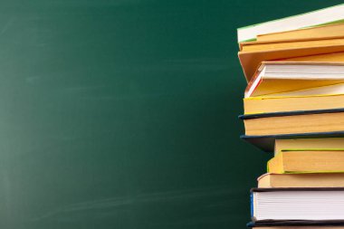 Resepsiyon, kara tahta arka plan, okul ve eğitim kavramı kitap 