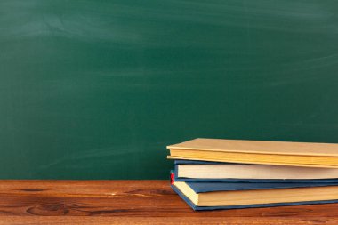 Resepsiyon, kara tahta arka plan, okul ve eğitim kavramı kitap 