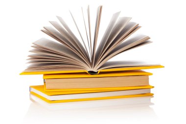 Beyaz arkaplanda izole kitap yığını 