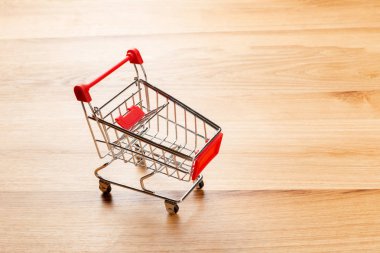 Boş küçük süpermarket alışveriş sepeti ahşap tablo 