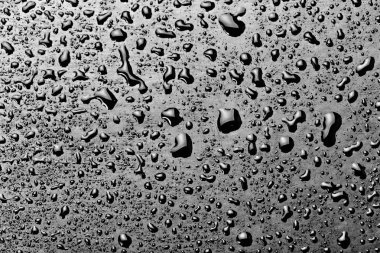 siyah zemin üzerinde su damlaları