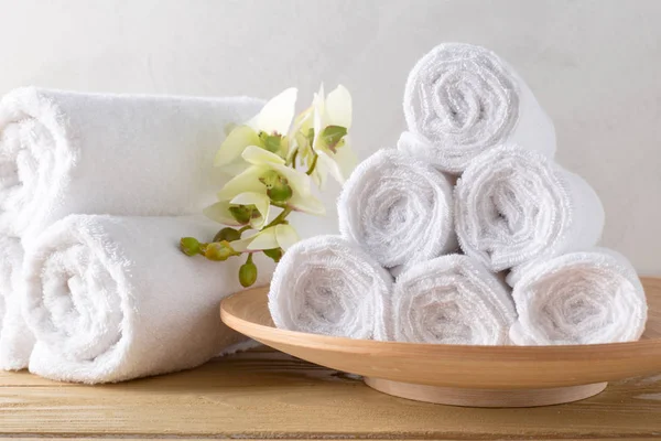 Witte Schone Handdoeken Rolt Met Bloem — Stockfoto