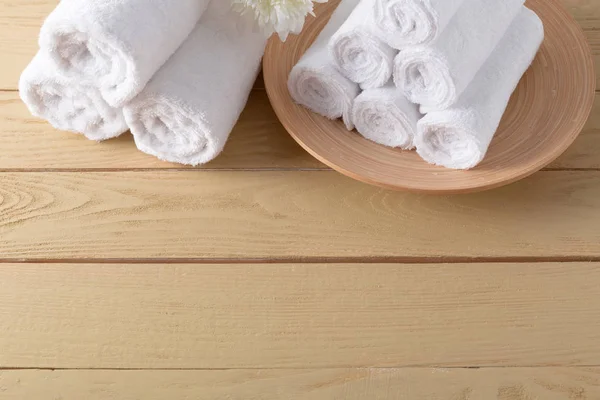 Белые Чистые Полотенца Рулоны Деревянный Стол — стоковое фото