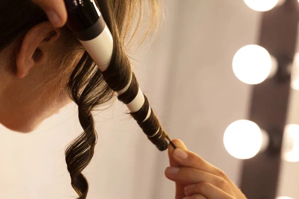 Hairstylist Curling Hair Client Hairdressing Salon — Stock Photo, Image