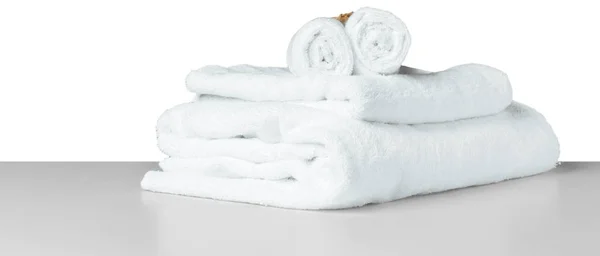 Weiße Saubere Wellness Handtücher Auf Dem Tisch — Stockfoto